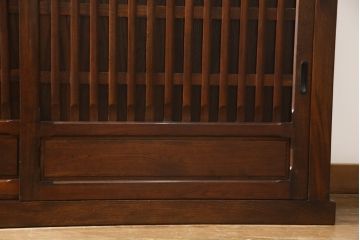 中古　美品　ニレ材　和の空間に取り入れたいシックな二段重ね水屋箪笥(キャビネット、食器棚、戸棚、収納棚、重ね戸棚)(R-063867)
