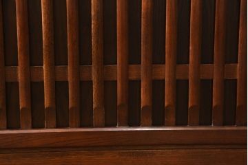 中古　美品　ニレ材　和の空間に取り入れたいシックな二段重ね水屋箪笥(キャビネット、食器棚、戸棚、収納棚、重ね戸棚)(R-063867)