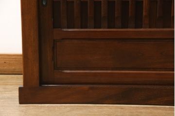 中古　美品　ニレ材　和の空間に取り入れたいシックな二段重ね水屋箪笥(キャビネット、食器棚、戸棚、収納棚、重ね戸棚)(R-063867)
