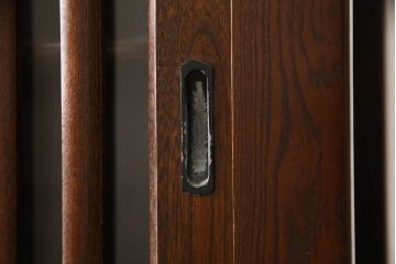 中古　美品　ニレ材　和の空間に取り入れたいシックな水屋箪笥サイドボード(キャビネット、食器棚、戸棚、収納棚)(R-063868)