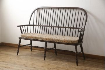 中古　美品　松本民芸家具　♯513型　クッション付き　クラシカルなデザインが美しいウィンザーチェア(ウィンザーベンチ、長椅子、3人掛けベンチ、ウインザーチェア)(R-063870)