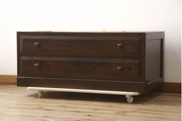 中古　松本民芸家具　天板リメイク　和・洋どちらにも取り入れやすい!シックな佇まいが魅力のローチェスト(ローボード、サイドチェスト、引き出し)(R-063873)