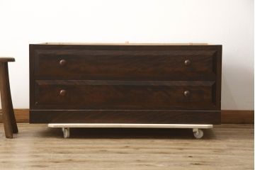 中古　松本民芸家具　天板リメイク　和・洋どちらにも取り入れやすい!シックな佇まいが魅力のローチェスト(ローボード、サイドチェスト、引き出し)(R-063873)