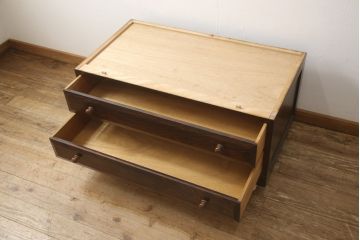 中古　松本民芸家具　天板リメイク　和・洋どちらにも取り入れやすい!シックな佇まいが魅力のローチェスト(ローボード、サイドチェスト、引き出し)(R-063873)