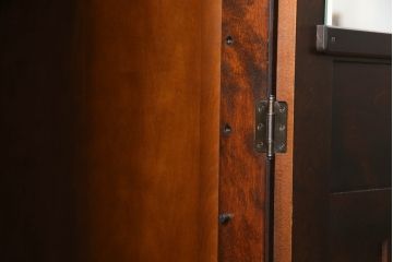 希少サイズ　中古　美品　北海道民芸家具　細身で取り入れやすい上品な幅狭ワードローブ(洋服タンス、収納棚、細身、ロッカータンス)(R-063875)