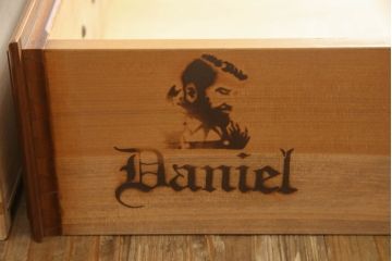 中古　美品　横浜ダニエル(daniel)　アーリーアメリカン　気品漂うデザインが魅力のA-102型和タンス(引き出し、衣装盆、和箪笥、衣装箪笥、着物箪笥)(定価約150万円)(R-063879)