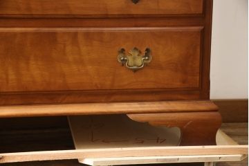 中古　美品　横浜ダニエル(daniel)　アーリーアメリカン　気品漂うデザインが魅力のA-102型和タンス(引き出し、衣装盆、和箪笥、衣装箪笥、着物箪笥)(定価約150万円)(R-063879)