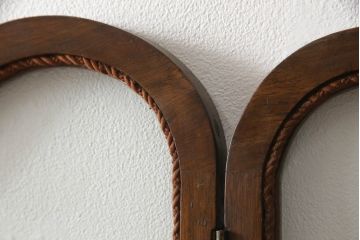 イギリスアンティーク　ルルコンド(LULU KONDO)社取り扱い　エンボスレザー(Embossed Leather)　マホガニー材　本革　クラシカルな魅力ただよう衝立て(パーテーション、つい立て、衝い立て、仕切り)(R-063883)