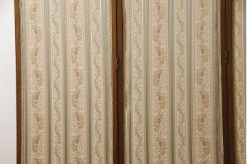 イギリスアンティーク　ルルコンド(LULU KONDO)社取り扱い　エンボスレザー(Embossed Leather)　マホガニー材　本革　クラシカルな魅力ただよう衝立て(パーテーション、つい立て、衝い立て、仕切り)(R-063883)
