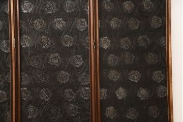 イギリスアンティーク　ルルコンド(LULU KONDO)社取り扱い　エンボスレザー(Embossed Leather)　マホガニー材　本革　クラシカルな魅力ただよう衝立て(パーテーション、つい立て、衝い立て、仕切り)(R-063883)