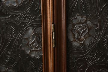 イギリスアンティーク　ルルコンド(LULU KONDO)社取り扱い　エンボスレザー(Embossed Leather)　マホガニー材　本革　クラシカルな魅力ただよう衝立て(パーテーション、つい立て、衝い立て、仕切り)(R-063883)