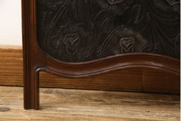 イギリスアンティーク　ルルコンド(LULU KONDO)社取り扱い　エンボスレザー(Embossed Leather)　マホガニー材　本革　クラシカルな魅力ただよう衝立て(パーテーション、つい立て、衝い立て、仕切り)(R-063883)