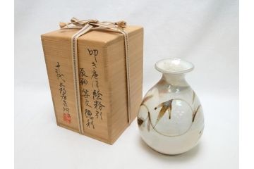 十三代　中里太郎右衛門　唐津焼　叩き唐津絵粉引　辰砂　笹文　徳利(共箱付き、とっくり、酒器、和食器)(R-063903)