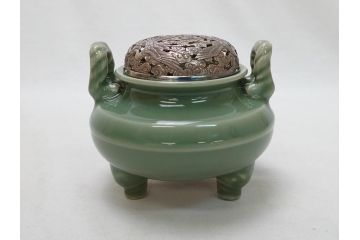 二代　加藤渓山　天龍寺　青磁　耳付　香炉　公寿造純銀火屋(共箱付き、鶴、ツル)(R-063925)