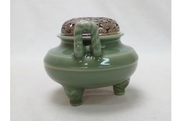 二代　加藤渓山　天龍寺　青磁　耳付　香炉　公寿造純銀火屋(共箱付き、鶴、ツル)(R-063925)