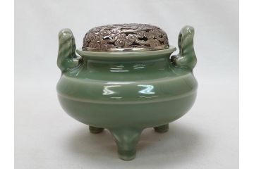 二代　加藤渓山　天龍寺　青磁　耳付　香炉　公寿造純銀火屋(共箱付き、鶴、ツル)(R-063925)