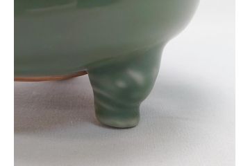 二代　加藤渓山　天龍寺　青磁　耳付　香炉　公寿造純銀火屋(共箱付き、鶴、ツル)(R-063925)