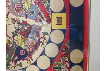 龍村平蔵　謹模　四天王獅猟紋様錦　国宝法隆寺蔵(約86.5cm×74.5cm、額装、タペストリー)(R-063935)