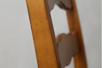 中古　美品　横浜クラシック家具　ダニエル(Daniel)　凝った脚のデザインが魅力的なチェア(ダイニングチェア、アームレスチェア、椅子、イス)(R-063937)