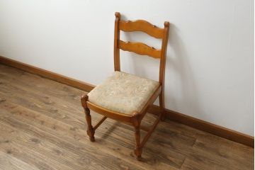 中古　美品　横浜クラシック家具　ダニエル(Daniel)　凝った脚のデザインが魅力的なチェア(ダイニングチェア、アームレスチェア、椅子、イス)(R-063937)