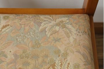 中古　美品　横浜クラシック家具　ダニエル(Daniel)　凝った脚のデザインが魅力的なチェア(ダイニングチェア、アームレスチェア、椅子、イス)(R-063937)