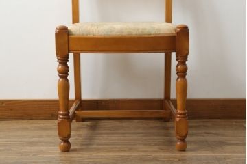 中古　美品　横浜クラシック家具　ダニエル(Daniel)　凝った脚のデザインが魅力的なチェア(ダイニングチェア、アームレスチェア、椅子、イス)(R-063937)