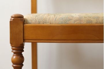 中古　美品　横浜クラシック家具　ダニエル(Daniel)　凝った脚のデザインが魅力的なチェア(ダイニングチェア、アームレスチェア、椅子、イス)(R-063937)