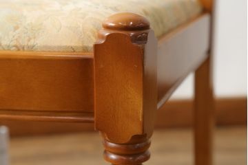 中古　美品　横浜クラシック家具　ダニエル(Daniel)　凝った脚のデザインが魅力的なチェア(ダイニングチェア、アームレスチェア、椅子、イス)(R-063937)