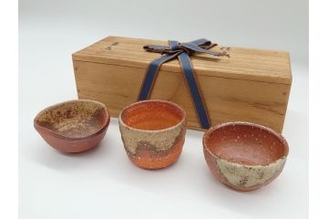 滋賀県指定無形文化財　高橋楽斎　楽斎窯　信楽焼き　深みのある色合いが魅力的なぐい呑み3客セット(共箱付き、酒器、和食器)(R-063954)
