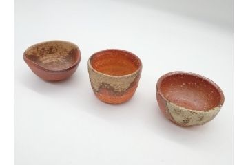 滋賀県指定無形文化財　高橋楽斎　楽斎窯　信楽焼き　深みのある色合いが魅力的なぐい呑み3客セット(共箱付き、酒器、和食器)(R-063954)