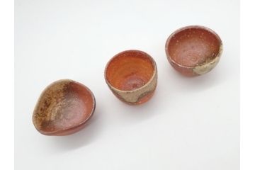 滋賀県指定無形文化財　高橋楽斎　楽斎窯　信楽焼き　深みのある色合いが魅力的なぐい呑み3客セット(共箱付き、酒器、和食器)(R-063954)