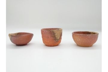 滋賀県指定無形文化財　高橋楽斎　楽斎窯　信楽焼き　深みのある色合いが魅力的なぐい呑み3客セット(共箱付き、酒器、和食器)(R-063954)