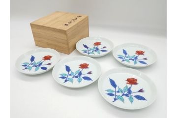 重要無形文化財　十二代 今泉今右衛門　錦　色絵　薔薇文　5.1寸　約15.5cm　大胆に描かれた薔薇の図が食卓のアクセントになる中皿5枚(銘々皿、色鍋島、和食器、五寸一分、共箱付き)(R-063955)