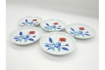 重要無形文化財　十二代 今泉今右衛門　錦　色絵　薔薇文　5.1寸　約15.5cm　大胆に描かれた薔薇の図が食卓のアクセントになる中皿5枚(銘々皿、色鍋島、和食器、五寸一分、共箱付き)(R-063955)