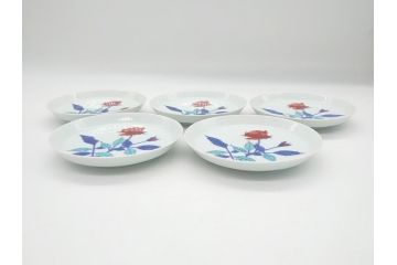 重要無形文化財　十二代 今泉今右衛門　錦　色絵　薔薇文　5.1寸　約15.5cm　大胆に描かれた薔薇の図が食卓のアクセントになる中皿5枚(銘々皿、色鍋島、和食器、五寸一分、共箱付き)(R-063955)
