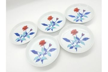 重要無形文化財　十二代 今泉今右衛門　錦　色絵　薔薇文　5.1寸　約15.5cm　大胆に描かれた薔薇の図が食卓のアクセントになる中皿5枚(銘々皿、色鍋島、和食器、五寸一分、共箱付き)(R-063955)
