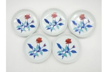 重要無形文化財　十二代 今泉今右衛門　錦　色絵　薔薇文　5.1寸　約15.5cm　大胆に描かれた薔薇の図が食卓のアクセントになる中皿5枚(銘々皿、色鍋島、和食器、五寸一分、共箱付き)(R-063955)