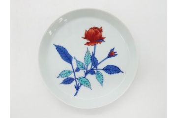 重要無形文化財　十二代 今泉今右衛門　錦　色絵　薔薇文　5.1寸　約15.5cm　大胆に描かれた薔薇の図が食卓のアクセントになる中皿5枚(銘々皿、色鍋島、和食器、五寸一分、共箱付き)(R-063955)