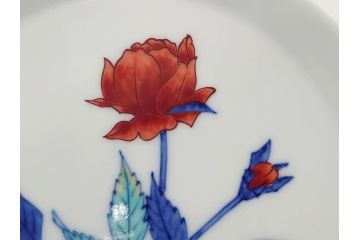重要無形文化財　十二代 今泉今右衛門　錦　色絵　薔薇文　5.1寸　約15.5cm　大胆に描かれた薔薇の図が食卓のアクセントになる中皿5枚(銘々皿、色鍋島、和食器、五寸一分、共箱付き)(R-063955)