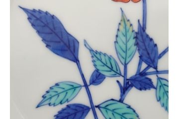 重要無形文化財　十二代 今泉今右衛門　錦　色絵　薔薇文　5.1寸　約15.5cm　大胆に描かれた薔薇の図が食卓のアクセントになる中皿5枚(銘々皿、色鍋島、和食器、五寸一分、共箱付き)(R-063955)