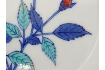 重要無形文化財　十二代 今泉今右衛門　錦　色絵　薔薇文　5.1寸　約15.5cm　大胆に描かれた薔薇の図が食卓のアクセントになる中皿5枚(銘々皿、色鍋島、和食器、五寸一分、共箱付き)(R-063955)