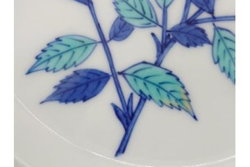 重要無形文化財　十二代 今泉今右衛門　錦　色絵　薔薇文　5.1寸　約15.5cm　大胆に描かれた薔薇の図が食卓のアクセントになる中皿5枚(銘々皿、色鍋島、和食器、五寸一分、共箱付き)(R-063955)