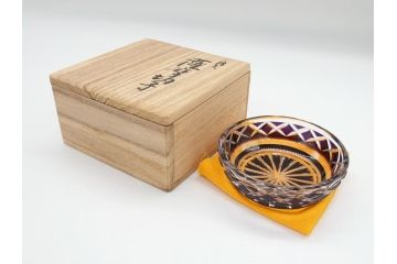 鹿児島県指定伝統的工芸品　尚古集成館監修　薩摩ガラス工芸作　島津薩摩切子　SHIMADZU　繊細なカットと色彩の美しさが目を惹く切子小皿(紫被せガラス、ガラス皿、共箱付き)(R-063956)