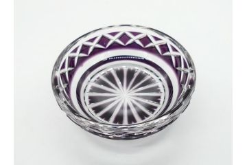 鹿児島県指定伝統的工芸品　尚古集成館監修　薩摩ガラス工芸作　島津薩摩切子　SHIMADZU　繊細なカットと色彩の美しさが目を惹く切子小皿(紫被せガラス、ガラス皿、共箱付き)(R-063956)