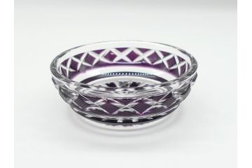 鹿児島県指定伝統的工芸品　尚古集成館監修　薩摩ガラス工芸作　島津薩摩切子　SHIMADZU　繊細なカットと色彩の美しさが目を惹く切子小皿(紫被せガラス、ガラス皿、共箱付き)(R-063956)