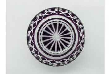 鹿児島県指定伝統的工芸品　尚古集成館監修　薩摩ガラス工芸作　島津薩摩切子　SHIMADZU　繊細なカットと色彩の美しさが目を惹く切子小皿(紫被せガラス、ガラス皿、共箱付き)(R-063956)