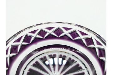 鹿児島県指定伝統的工芸品　尚古集成館監修　薩摩ガラス工芸作　島津薩摩切子　SHIMADZU　繊細なカットと色彩の美しさが目を惹く切子小皿(紫被せガラス、ガラス皿、共箱付き)(R-063956)