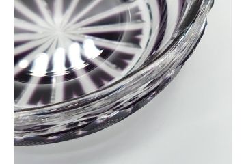 鹿児島県指定伝統的工芸品　尚古集成館監修　薩摩ガラス工芸作　島津薩摩切子　SHIMADZU　繊細なカットと色彩の美しさが目を惹く切子小皿(紫被せガラス、ガラス皿、共箱付き)(R-063956)