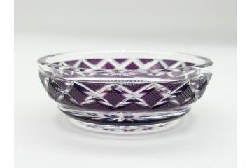鹿児島県指定伝統的工芸品　尚古集成館監修　薩摩ガラス工芸作　島津薩摩切子　SHIMADZU　繊細なカットと色彩の美しさが目を惹く切子小皿(紫被せガラス、ガラス皿、共箱付き)(R-063956)