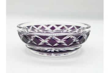 鹿児島県指定伝統的工芸品　尚古集成館監修　薩摩ガラス工芸作　島津薩摩切子　SHIMADZU　繊細なカットと色彩の美しさが目を惹く切子小皿(紫被せガラス、ガラス皿、共箱付き)(R-063956)